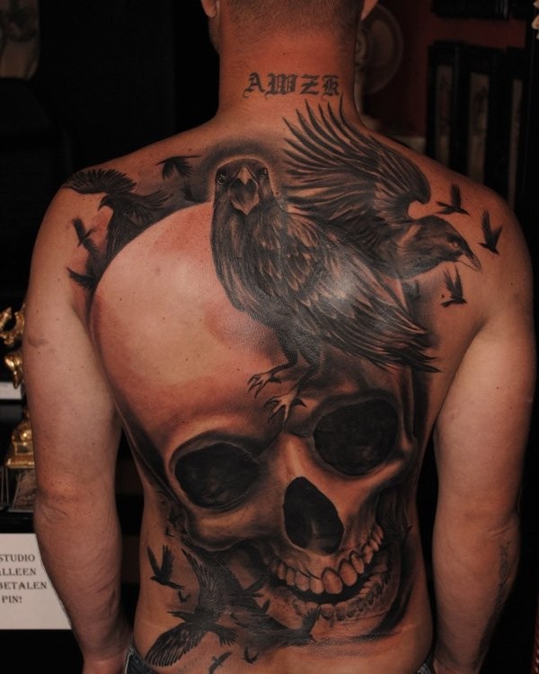 背部黑灰风格骷髅与乌鸦字母纹身图案