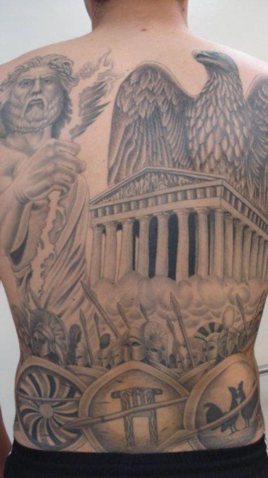 背部巨大的黑白老鹰与西方战士纹身图案