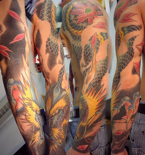 手臂智慧的亚洲龙和莲花彩色纹身图案