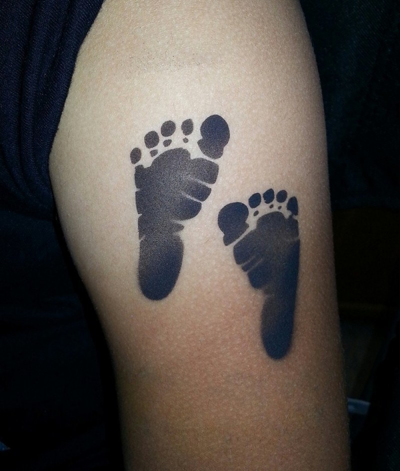 手臂黑色的婴儿脚印纹身图案