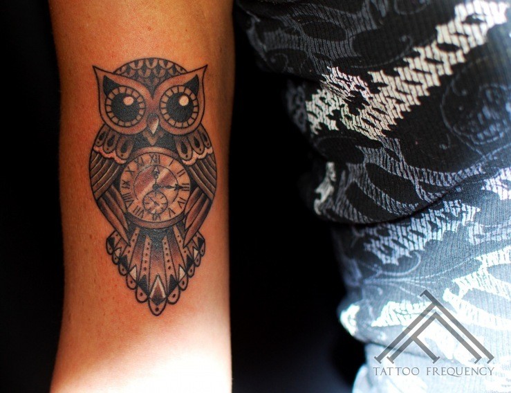 手臂美丽的黑白猫头鹰形时钟纹身图案