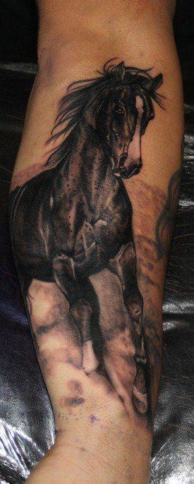 小臂一匹马在驰骋纹身图案