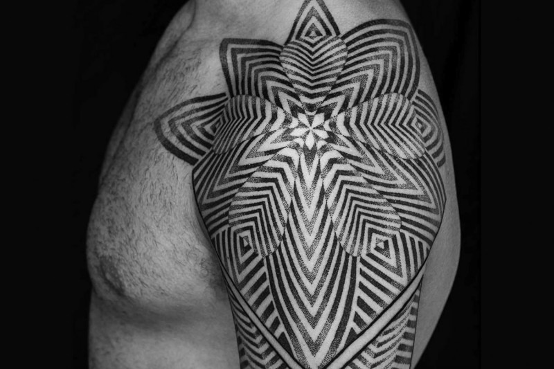 大臂非常漂亮的黑白部落花卉纹身图案
