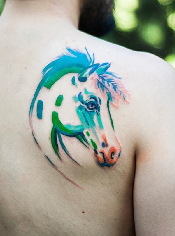 背部美丽简约的彩色马头纹身图案