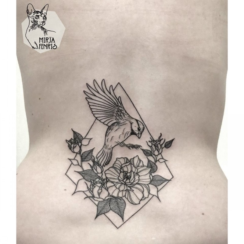 腰部黑色的小鸟与花朵几何纹身图案