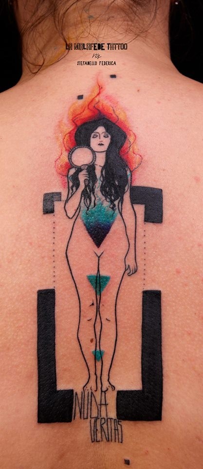 背部神秘的彩色火焰和女性雕像纹身图案