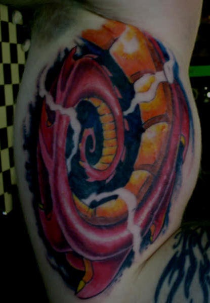 大臂紫色章鱼螺旋纹身图案