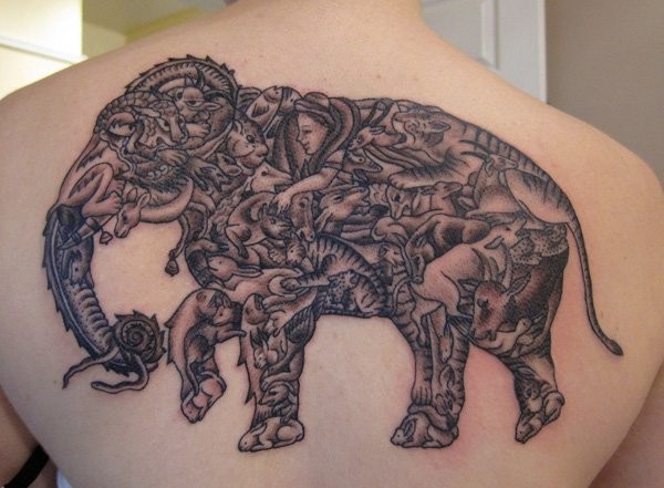背部的黑灰大象轮廓与各种动物纹身图案