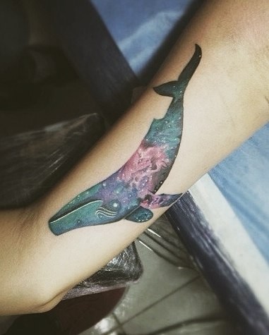 手臂彩色的中型鲸鱼纹身图案