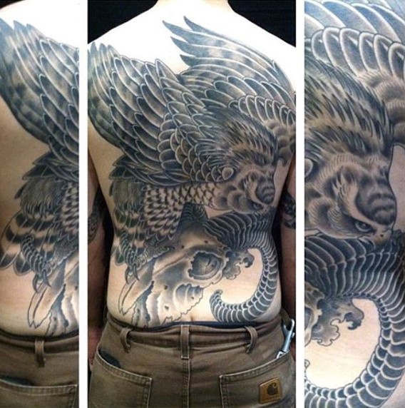 背部难以置信的黑白大规模鹰纹身图案