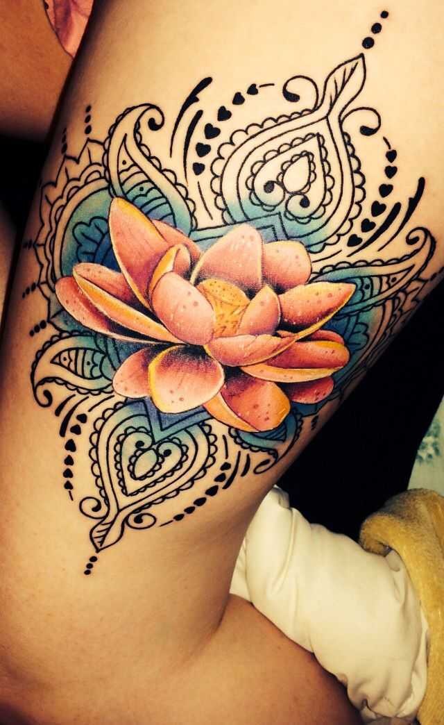 大臂写实逼真的彩绘莲花和梵花纹身图案