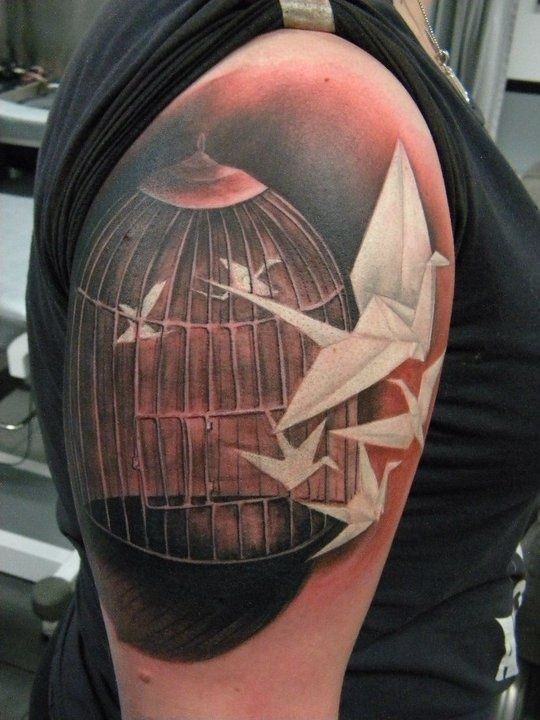 大臂白色折纸鸟飞出笼子纹身图案