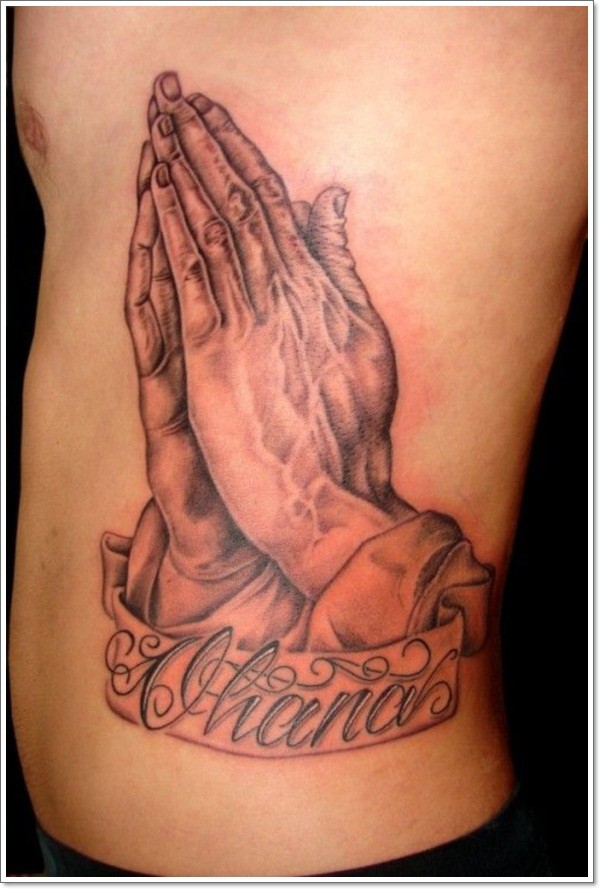 侧肋简单设计的祈祷之手与字母纹身图案