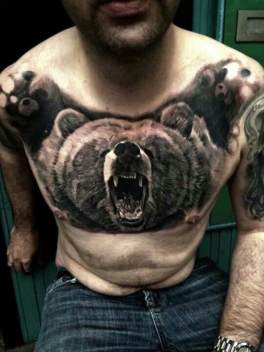 胸部写实惊人的黑灰咆哮熊纹身图案