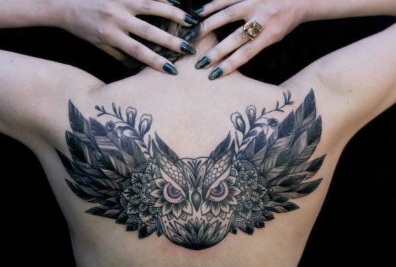 背部展翅的猫头鹰纹身图案