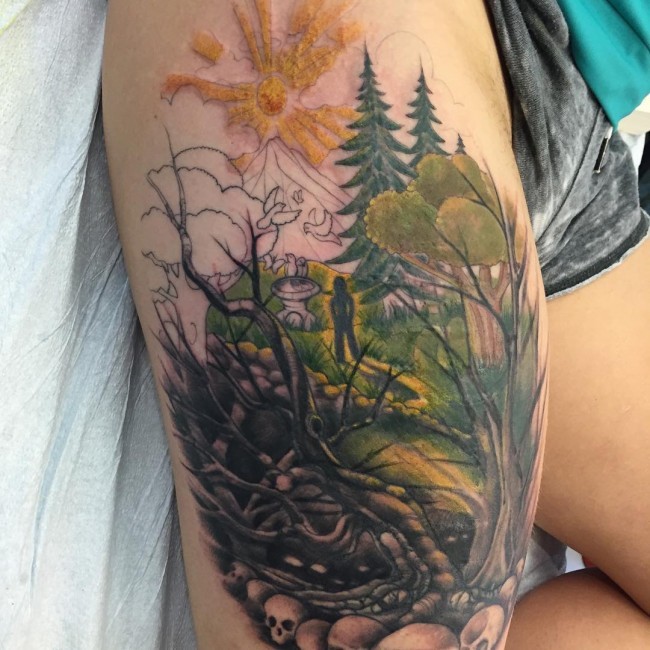 大腿彩色森林里的骷髅植物纹身图案