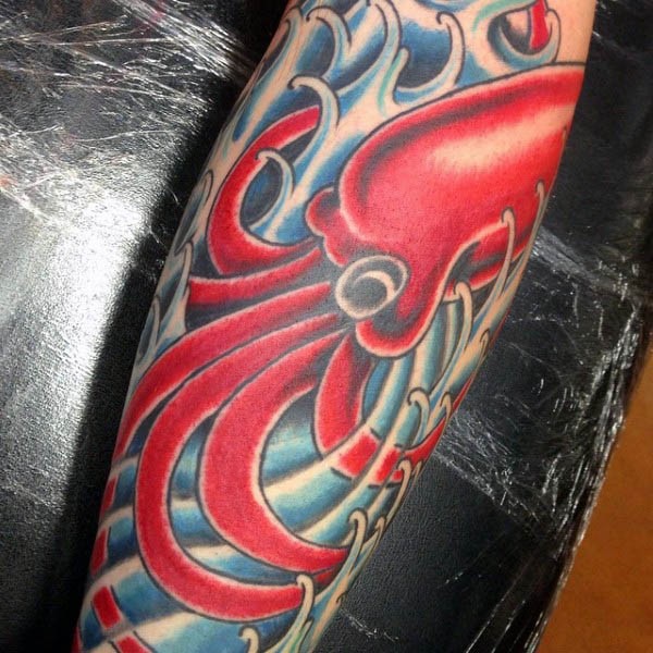 手臂卡通红色鱿鱼和蓝色海浪纹身图案