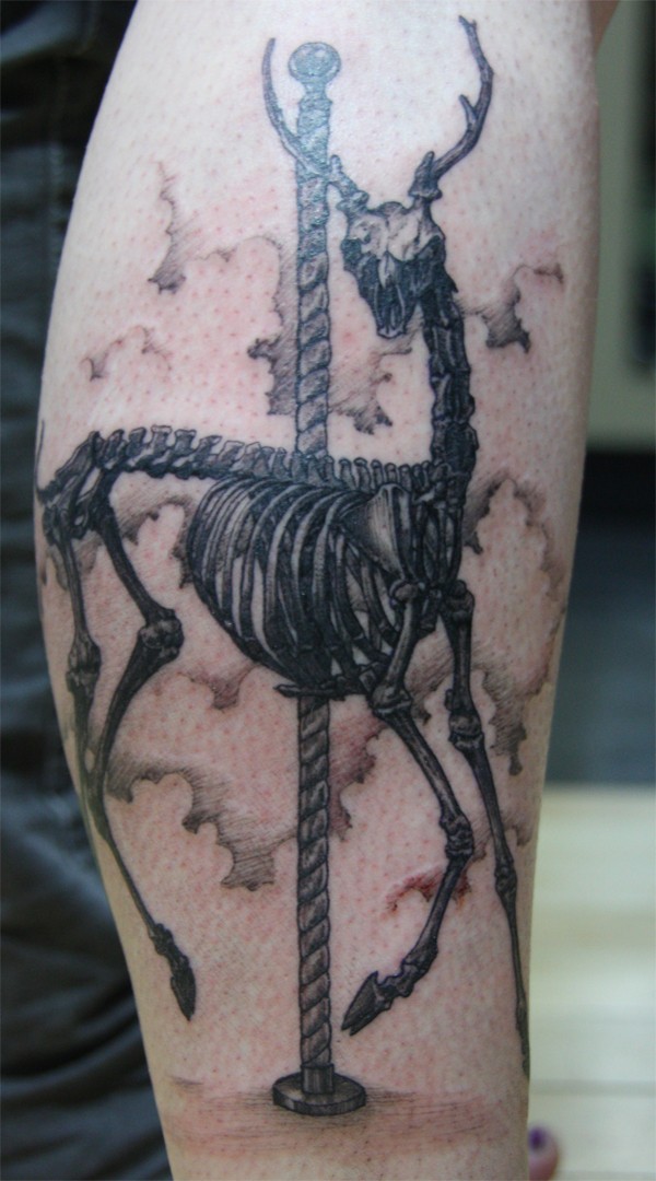 小腿雕刻风格黑色鹿骨架纹身图案