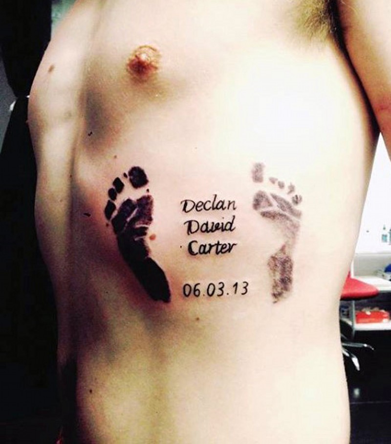腰部漂亮的宝宝脚印和字母数字纹身图案