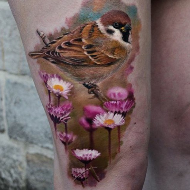 大腿写实风格彩色小鸟与花朵纹身图案