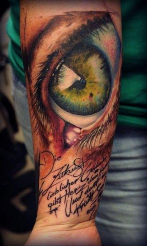 手臂非常逼真的绿色眼睛和字母纹身图案
