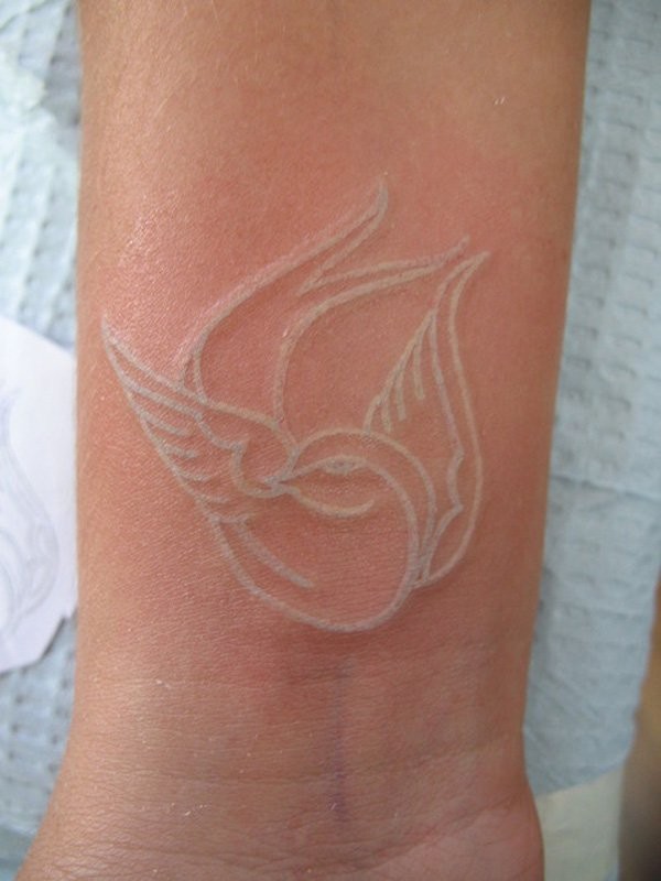 手腕隐形白色的小鸟纹身图案