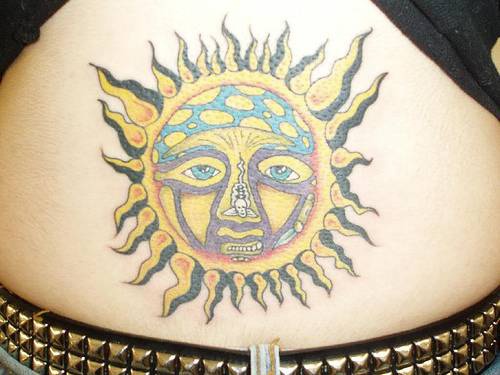 背部彩色的太阳标志纹身图案
