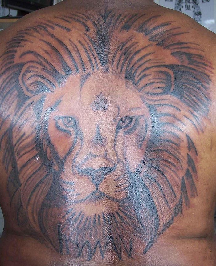 背部大面积狮子头纹身图案