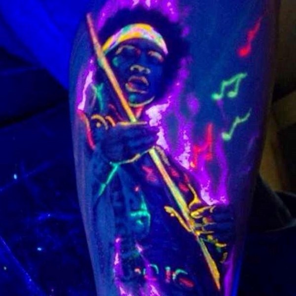 腿部彩色的荧光音乐家人像纹身图案