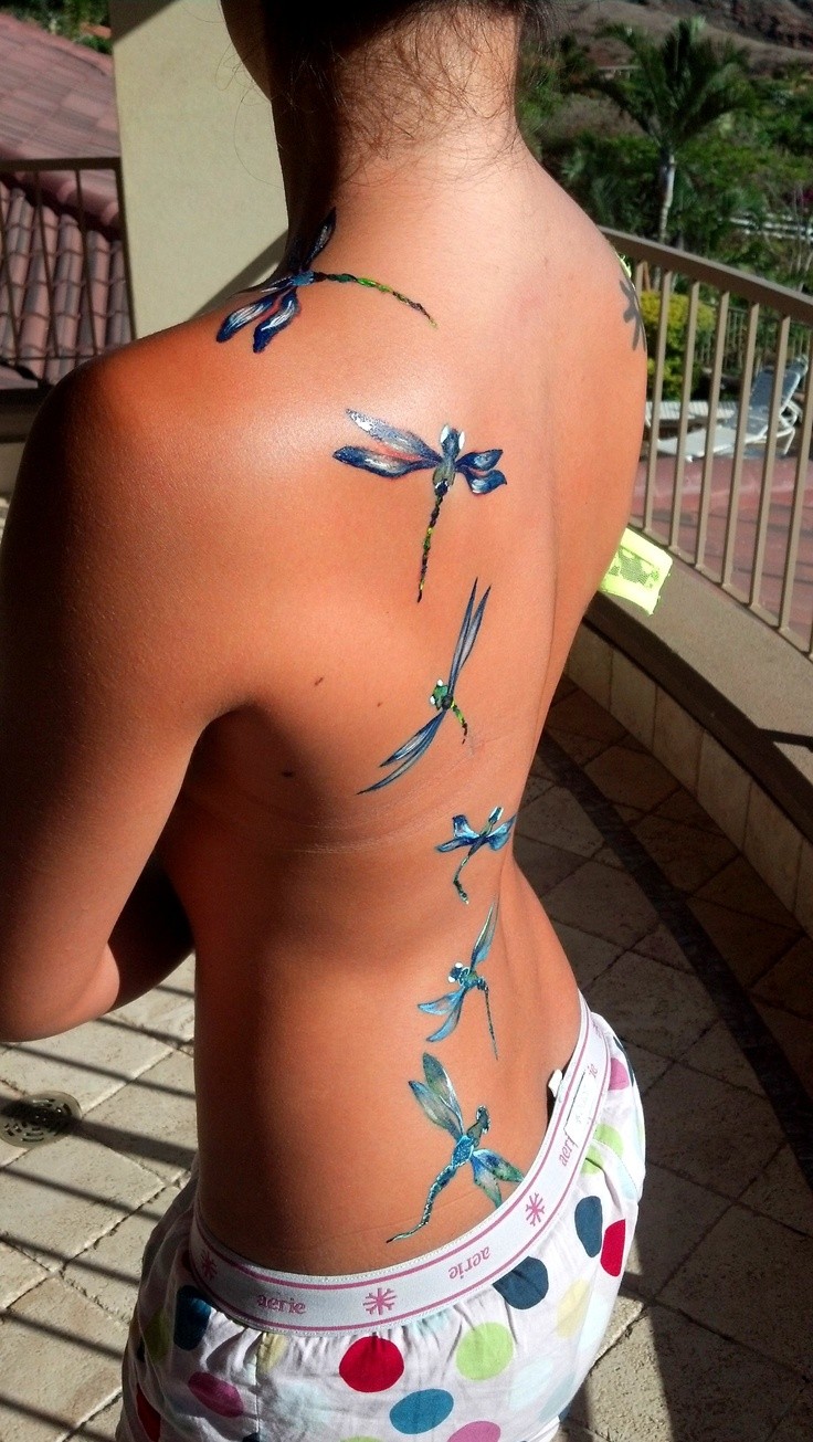 女生背部创意的彩色蜻蜓纹身图案