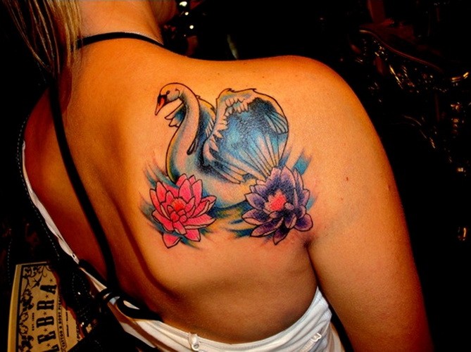 女生背部白天鹅和五颜六色的莲花纹身图案