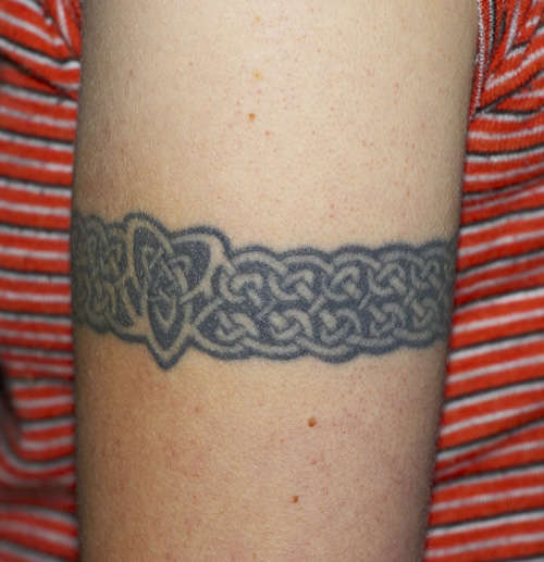 凯尔特花纹的臂环纹身图案