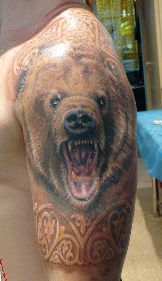 大臂咆哮的棕熊头像纹身图案