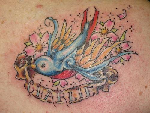 彩色的美丽燕子花朵纹身图案