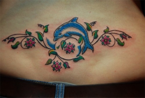 腰部蓝色海豚和花朵藤蔓纹身图案