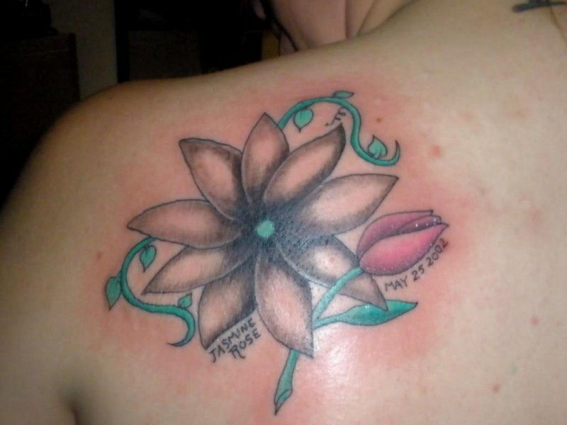 背部可爱的茉莉花和郁金香纹身图案