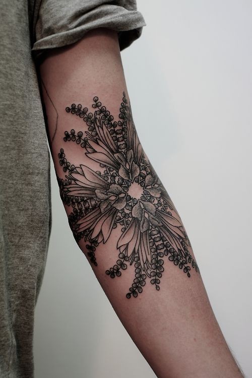 手臂美妙的黑色点刺花卉纹身图案
