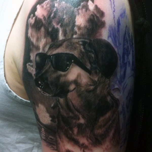 手臂逼真的狗和太阳眼镜个性纹身图案