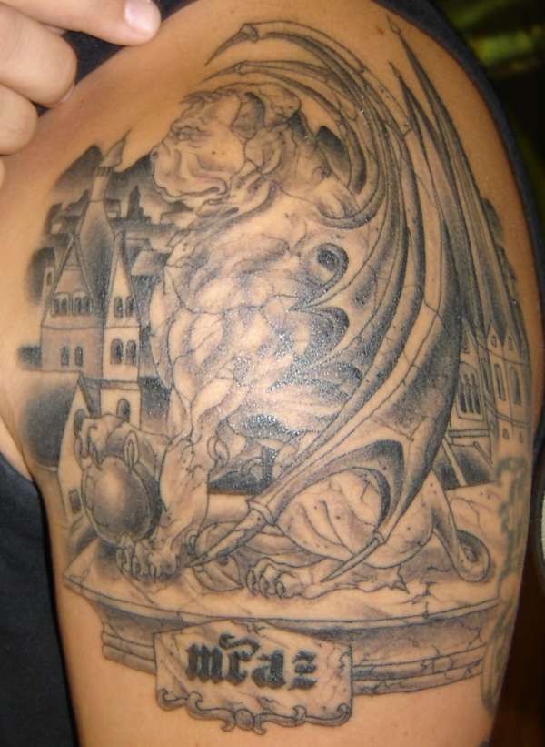 大臂有翅膀的狮子石像鬼纹身图案
