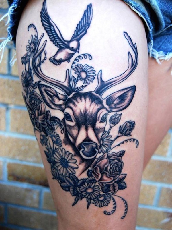 大腿很酷的黑色花朵与鹿和鸟纹身图案