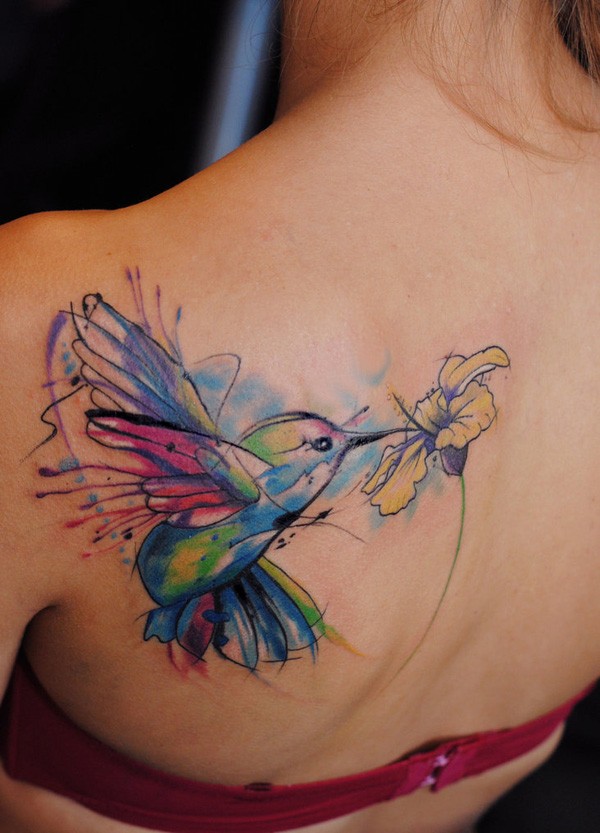 水彩画风格的蜂鸟纹身图案