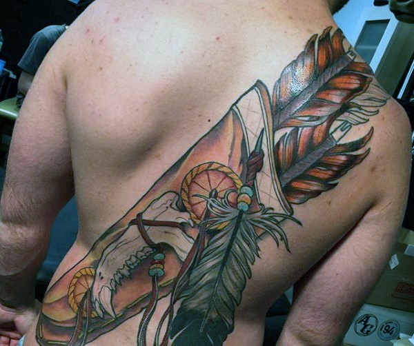 背部丰富多彩的印度箭袋和羽毛纹身图案