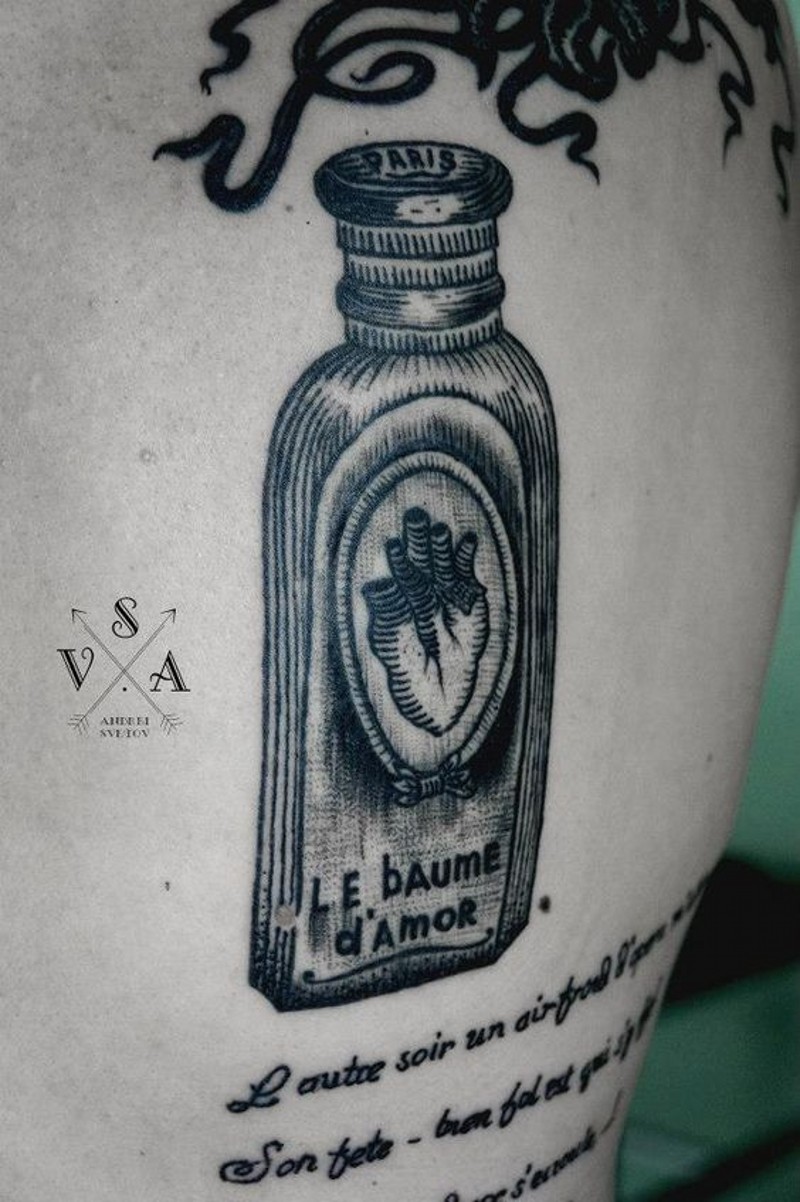 背部可爱的黑色香水瓶与字母纹身图案