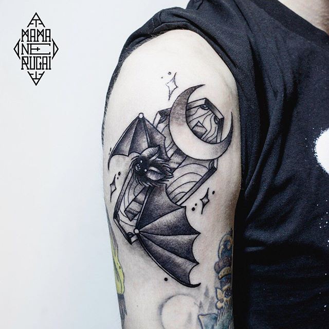 大臂罕见的组合黑色蝙蝠与棺材月亮纹身图案