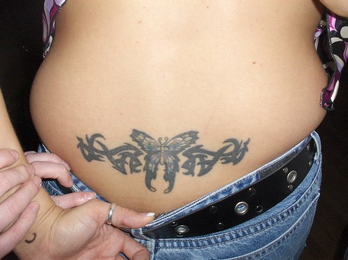 背部黑色的蝴蝶藤蔓纹身图案