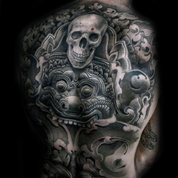 背部经典的灰色骷髅结合阿兹特克石像纹身图案