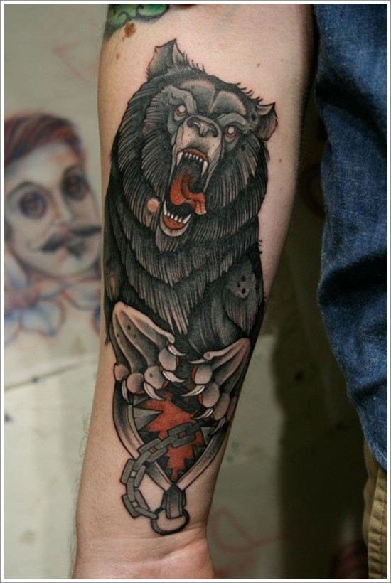 手臂彩色的灰熊与铁链纹身图案