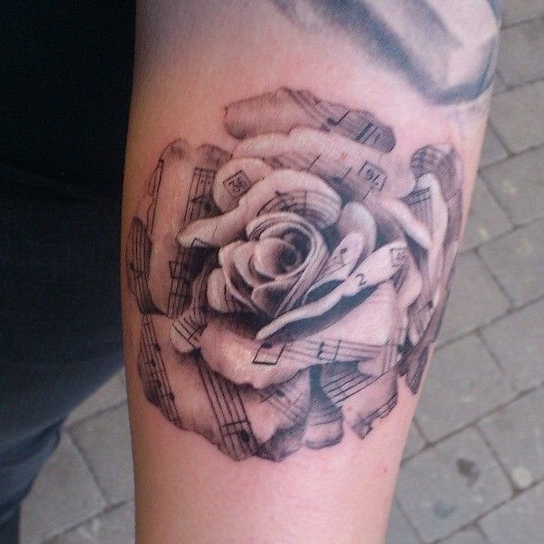 手臂黑白五线谱组合的玫瑰纹身图案