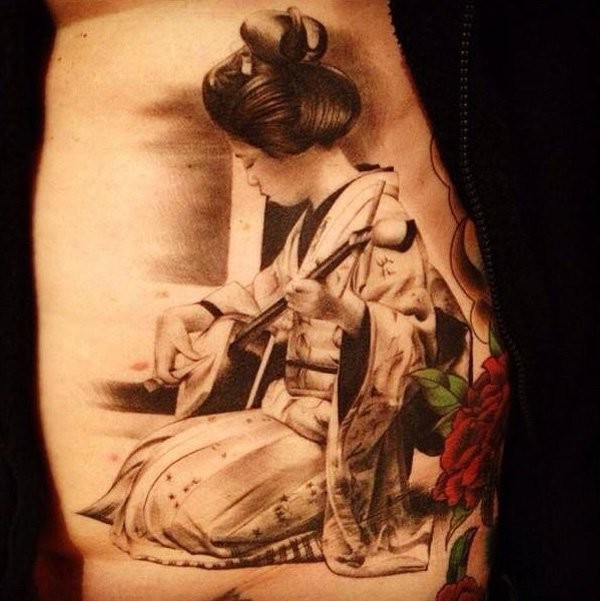 背部优雅的艺妓演奏乐器纹身图案