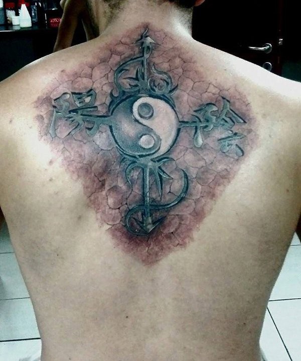 背部写实风格的汉字与阴阳八卦符号纹身图案